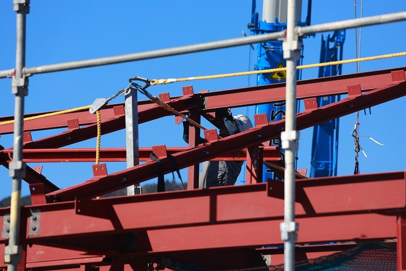 骨の組立・解体・建て方・高所作業をはじめ、足場工事やタワークレーン組立、土木現場での重機手元作業にも対応。